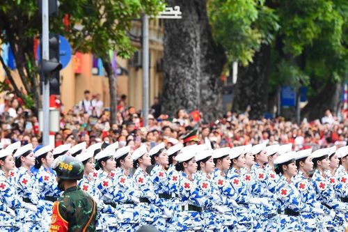 Những nữ chiến sĩ Quân y rạng rỡ đi giữa vòng tay Nhân dân