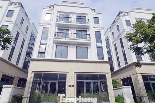 Chủ đầu tư 'đau đầu' với khu biệt thự, liền kề triệu đô bỏ hoang, cỏ dại mọc um tùm giữa Thủ đô
