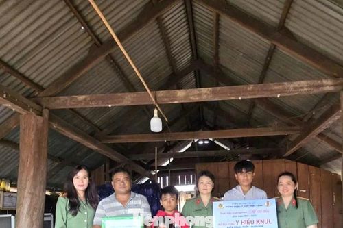 Người mẹ thứ hai giúp thiếu nhi vùng biên viết tiếp ước mơ