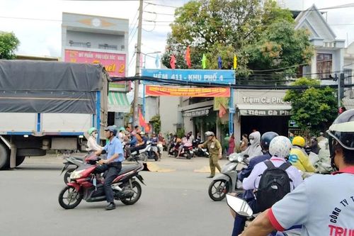 Chở con đi tìm nhà trọ nhập học, 2 mẹ con bị cuốn vào gầm xe tải tử vong