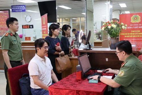 'Chiến dịch' 50 ngày đêm cấp định danh điện tử cho người nước ngoài tại Việt Nam
