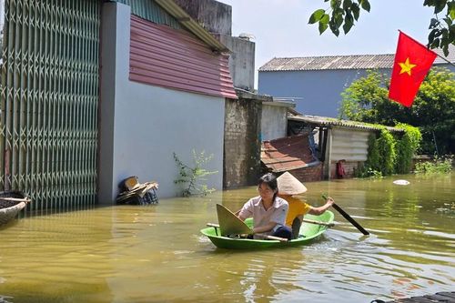 Hà Nội: Ngập sâu gần 1m, người dân nhiều xã ngoại thành phải dùng thuyền