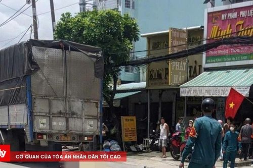 Xe tải cuốn xe máy vào gầm, hai mẹ con tử vong thương tâm