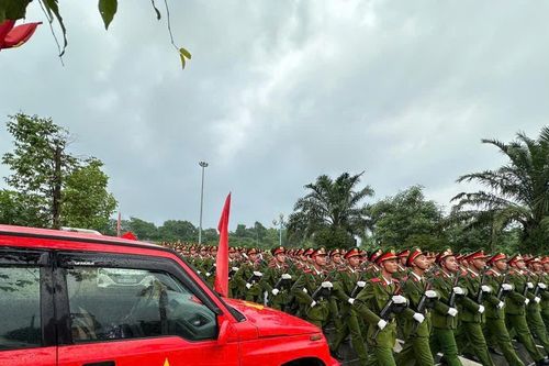 'Chiếc xe cờ đỏ' và lòng yêu nước trên mọi nẻo đường