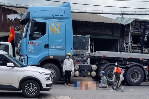 Va chạm xe máy và container, người phụ nữ tử vong, thân nhân ngã quỵ tại hiện trường