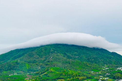 Mây hình đĩa bay xuất hiện trên 'nóc nhà' Đồng Nai, người dân trầm trồ ghi lại