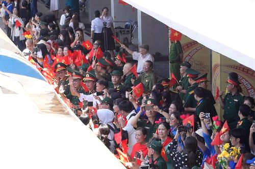 Các khối quân đội lên tàu vào Nam, bịn rịn chia tay người dân Hà Nội