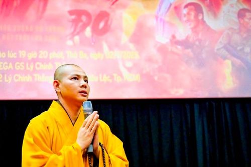 Tết Độc lập, nhà sư tổ chức đêm hoa đăng và xem phim Mưa đỏ