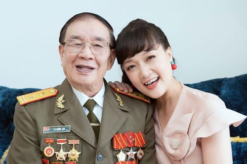 Vân Dung khoe bố có nhiều huân huy chương, vợ chồng ca sĩ Trọng Tấn hạnh phúc