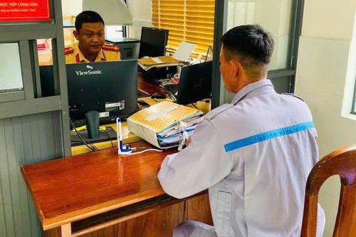 Đánh võng trước đầu ô tô, người đàn ông 34 tuổi trần tình 'vì thích thể hiện'