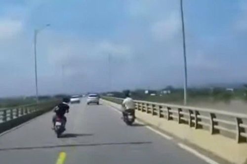 Nam thanh niên không đội mũ bảo hiểm, lạng lách đánh võng trên cầu Yên Xuân gây bức xúc