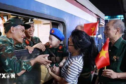 Người dân Thủ đô lưu luyến tiễn các chiến sỹ A80 trở về đơn vị