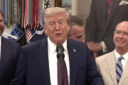 Tổng thống Trump chính thức lên tiếng sau khi mạng xã hội lan truyền tin xấu về sức khỏe của ông
