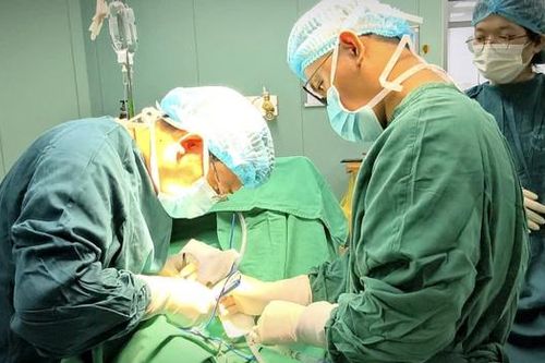 Nguy cơ liệt mặt, mù lòa từ u tuyến nước bọt ác tính