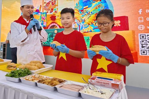 Trải nghiệm đặc biệt: Làm bánh mỳ cùng đầu bếp hàng không