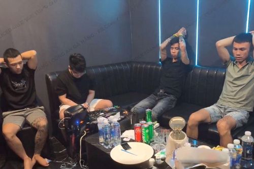 Kiểm tra phỏng VIP quán bar, Cảnh sát bắt quả tang hành vi xấu hổ của 4 thanh niên