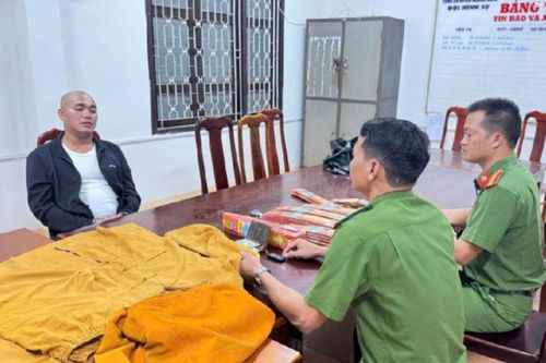 Cho thanh niên lạ mặt vào nhà thắp nhang, cô gái không ngờ kết cục nhận được