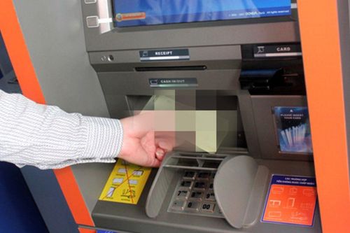 Đi rút tiền thấy số tiền lớn ở khe nhận cây ATM, người đàn ông có hành động bất ngờ