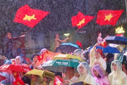 TPHCM: Khán giả đội mưa thưởng thức đêm nhạc mừng Tết Độc lập