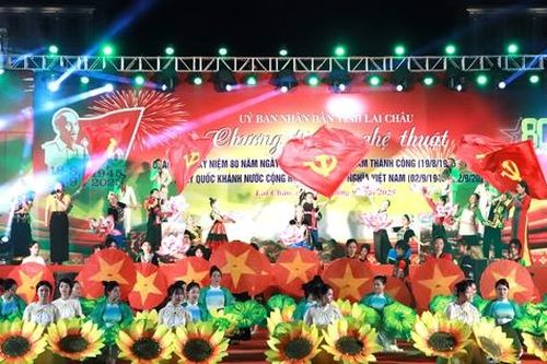 Rộn ràng đêm hội 'Vinh quang Việt Nam - Lai Châu tỏa sáng'