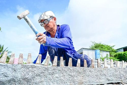 Gian nan nghề chẻ đá