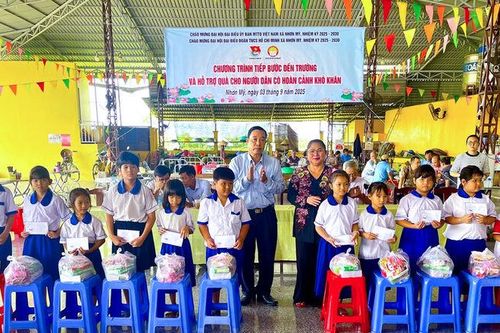Xã Nhơn Mỹ trao quà 'Tiếp bước đến trường' và hỗ trợ người dân khó khăn