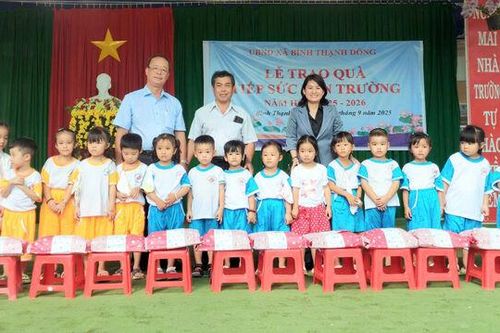 Trao quà 'Tiếp bước đến trường' cho hơn 180 học sinh xã Bình Thạnh Đông