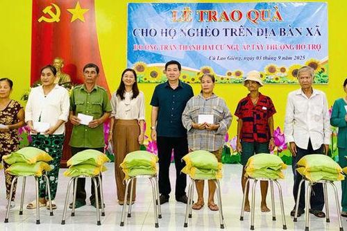 Trao quà cho 100 hộ nghèo xã Cù Lao Giêng