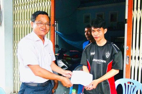 Chủ tịch UBND xã Ô Lâm thăm, động viên thanh niên trúng tuyển đại học quân đội