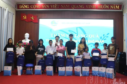 Hội LHPN Việt Nam tặng quà trẻ mồ côi và nữ đảng viên nhiều năm tuổi Đảng