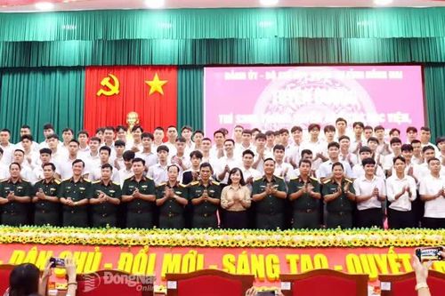 Tuyên dương 165 thí sinh trúng tuyển vào các học viện, nhà trường Quân đội năm 2025