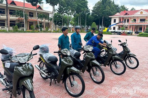 Đồng Tháp bàn giao 204 xe mô tô cho Ban Chỉ huy Quân sự cấp xã