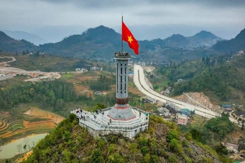Vầng trăng đỏ trên đỉnh đồi Lũng Cú