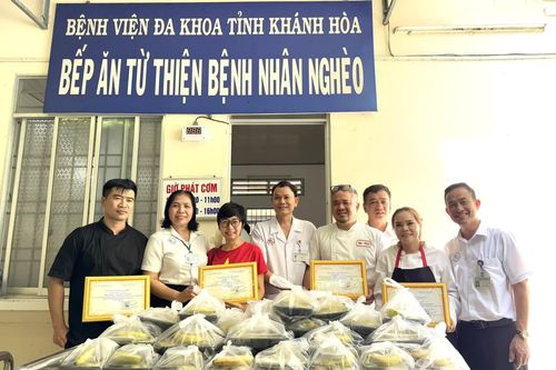 Suất cơm nghĩa tình tặng cho bệnh nhân nghèo