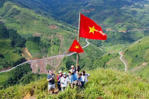 Khám phá vẻ đẹp hoang sơ trên đỉnh núi Lợn Gầy