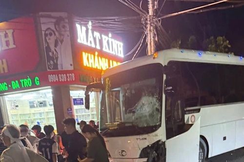 Xe máy và ô tô khách va chạm, 1 người tử vong