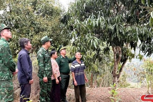 '3 bám, 4 cùng' với nhân dân vùng biên giới