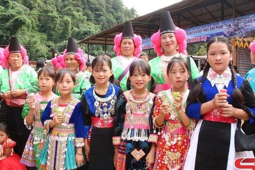 Rực rỡ sắc màu văn hóa dân tộc Mông ở Co Mạ