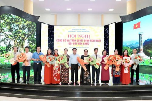 Báo và Phát thanh, truyền hình Tuyên Quang công bố quyết định nghỉ hưu và chuyển công tác đối với cán bộ