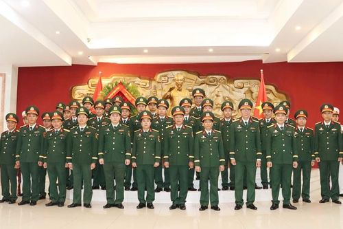 Đoàn đại biểu lực lượng vũ trang thành phố tổ chức lễ báo công với Bác