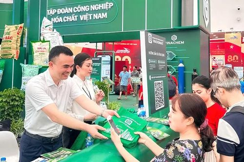 Người tiêu dùng yêu thích sản phẩm của Vinachem tại Triển lãm thành tựu đất nước