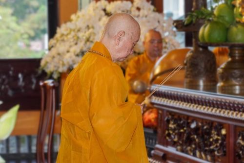 Đức Pháp chủ GHPGVN quang lâm Việt Nam Quốc Tự cùng chư vị Trưởng lão và chư Tăng tác pháp Tự tứ