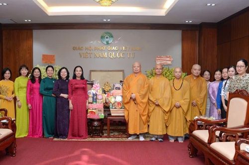 Hội Liên hiệp Phụ nữ TP.HCM và P.Hòa Hưng chúc mừng Ban Trị sự Phật giáo Thành phố nhân mùa Vu lan