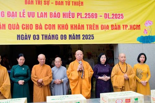 Ban Trị sự Phật giáo TP.HCM trao 1.000 phần quà Vu lan tại Việt Nam Quốc Tự và chùa Phổ Quang