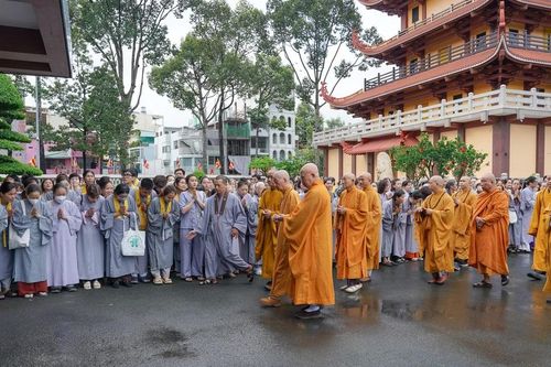 Đức Pháp chủ GHPGVN cùng các vị Trưởng lão và chư Tăng tác pháp Tự tứ