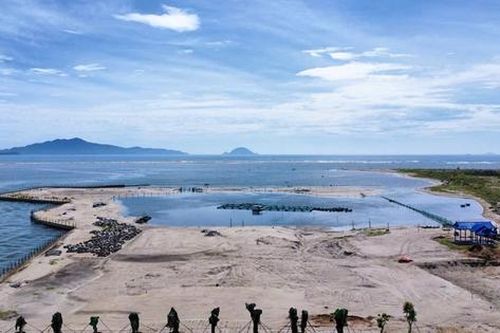 Kiểm tra công trình bê tông 'mọc' ở cửa biển Đà Nẵng