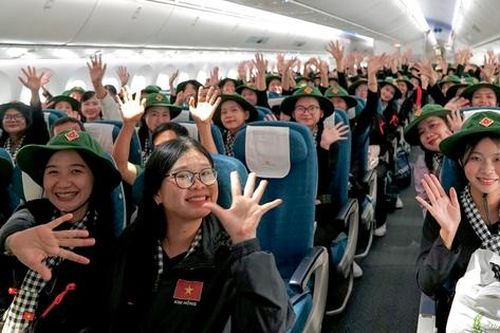 Chuyến bay đặc biệt đưa hơn 360 chiến sĩ hoàn thành nhiệm vụ A80 về TP.HCM