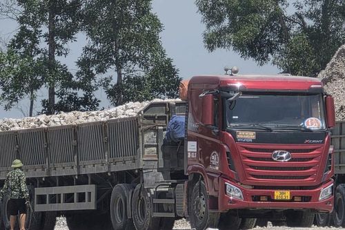 Chỉ đạo xử lý tình trạng xe chở thạch cao ngất ngưởng ở Hà Tĩnh