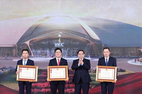 EVN đón nhận Huân chương Lao động hạng Ba