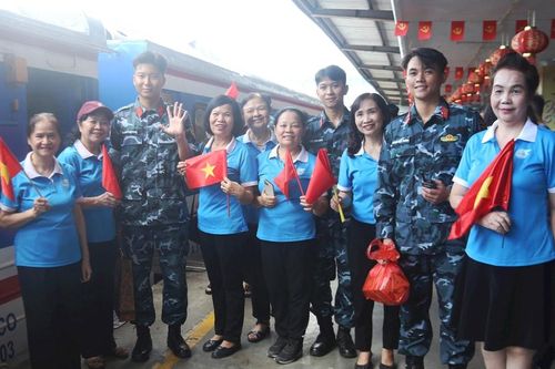 Ga Hà Nội ngập tràn cảm xúc ngày tiễn các chiến sĩ làm nhiệm vụ A80